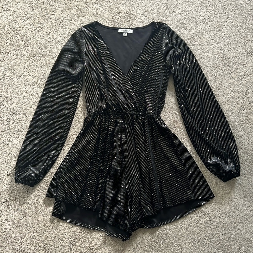 Francesca's Black long sleeve glitter knit wrap romper - size Medium